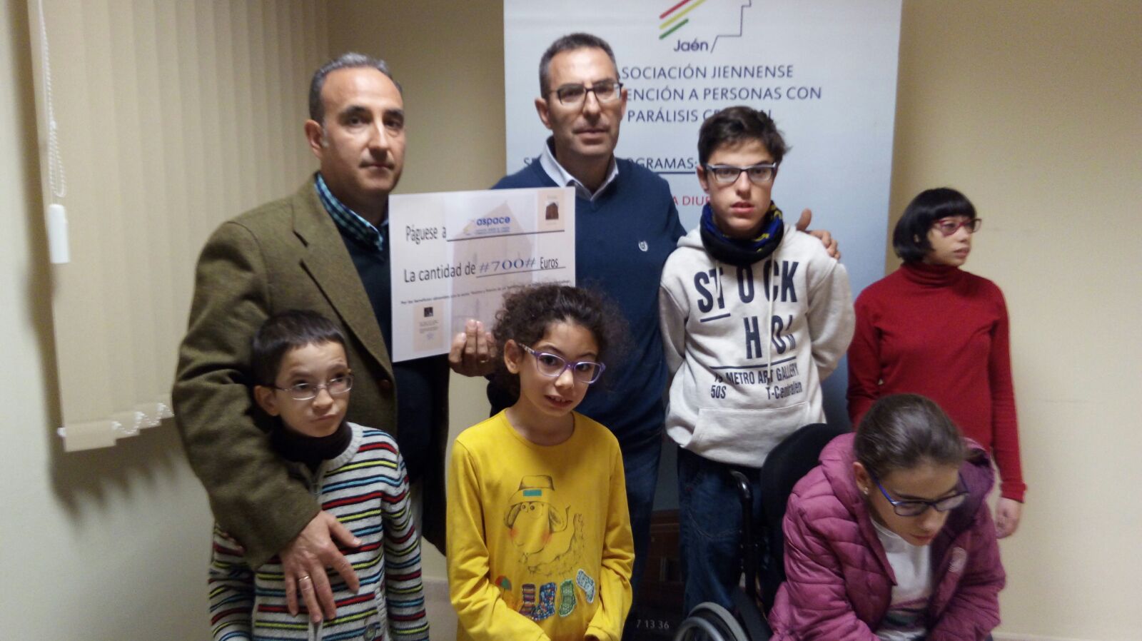 Eladio Fernández entrega a Aspace Jaén un cheque solidario gracias a su libro