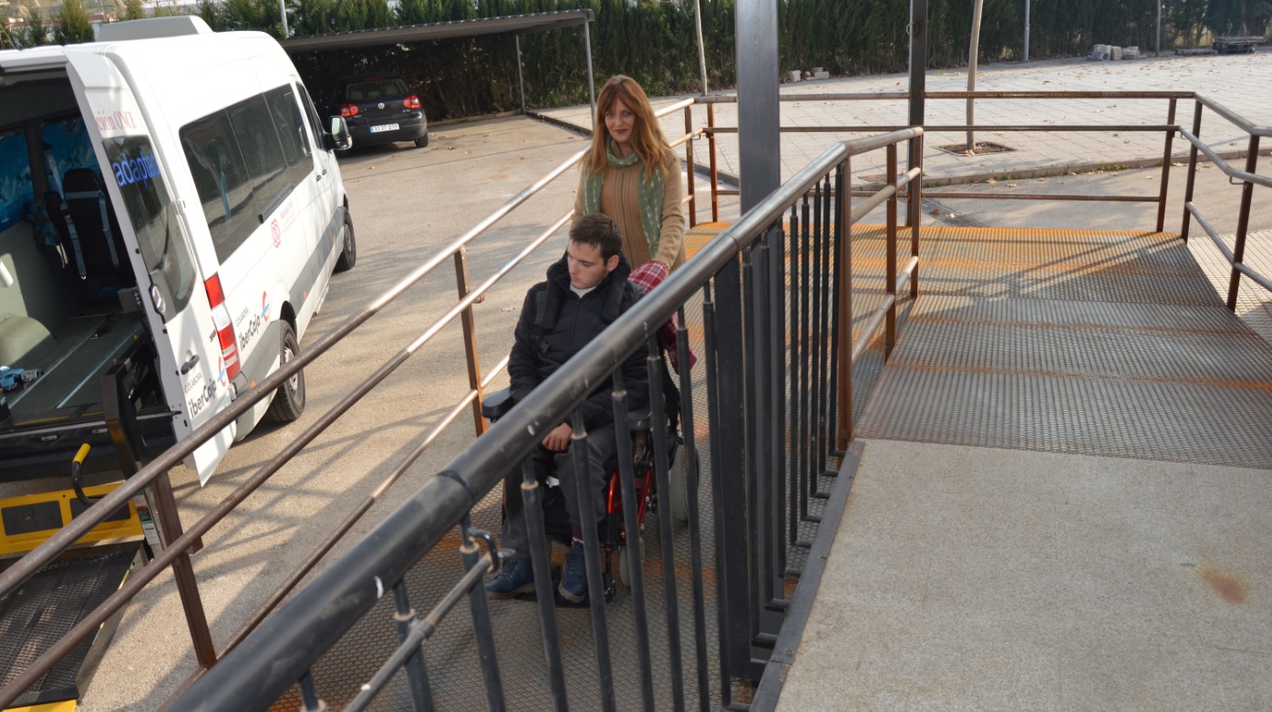 Mejora de la accesibilidad con una rampa para usuarios con movilidad reducida