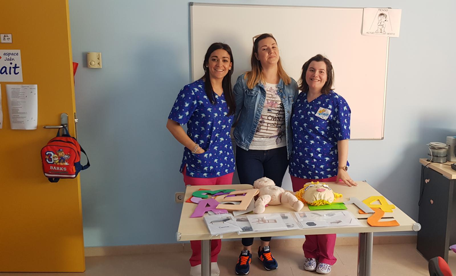 Alumnas de Educación Infantil entregan materiales adaptado a Aspace Jaén
