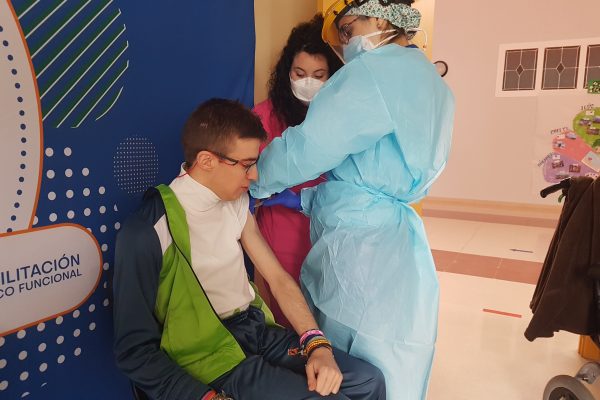 Usuarios y profesionales del Centro de Día reciben la segunda vacuna contra el Covid