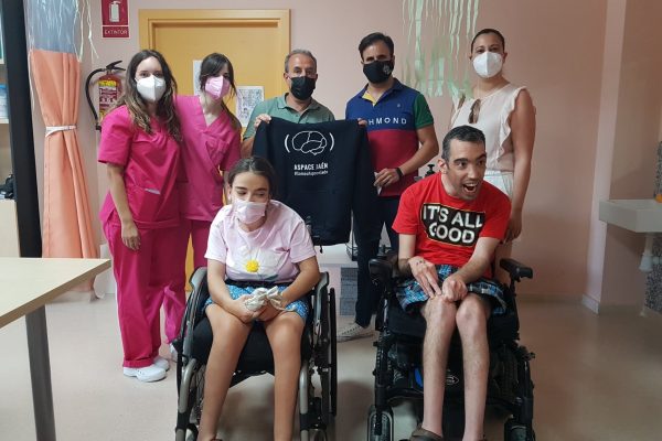 David Fernández realiza una visita a Aspace en su último acto como Hermano Mayor de La Borriquilla