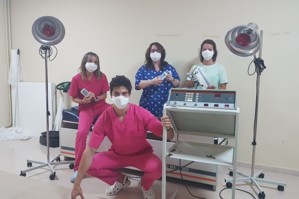 Adeslas nos hace entrega de material de fisioterapia