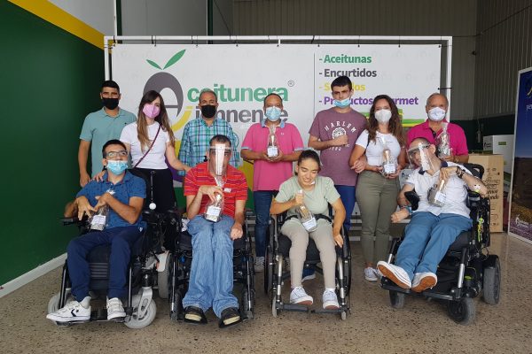 Los usuarios de Talleres visitan la fábrica de Aceitunera Jiennense