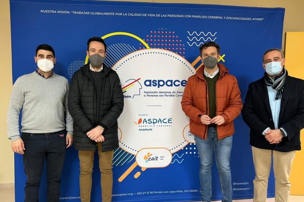 El alcalde de Huelma, Francisco Ruiz y el concejal de Comunicación, Juanlu Guzmán visitan ASPACE