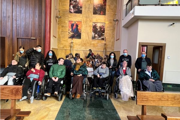 Los usuarios del Centro de Día visitan la Hermandad de la Santa Cena