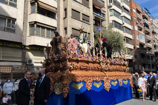 La Cofradía de la Borriquilla realiza una “levantá” en honor a Aspace Jaén