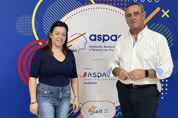 Cecilia, cantante de la Orquesta Vendaval visita ASPACE