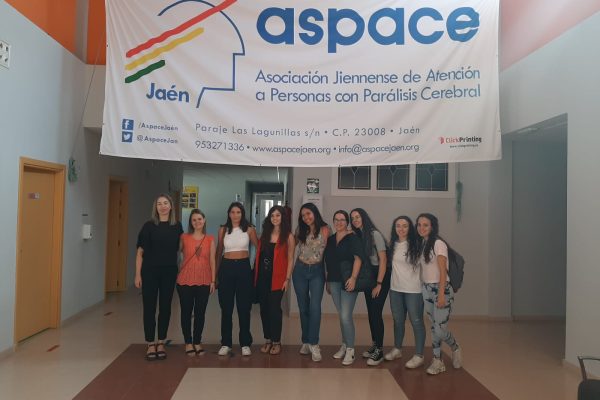 Alumnas de enfermería visitan ASPACE