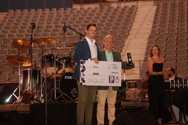 El Real Jaén entrega un cheque solidario a ASPACE